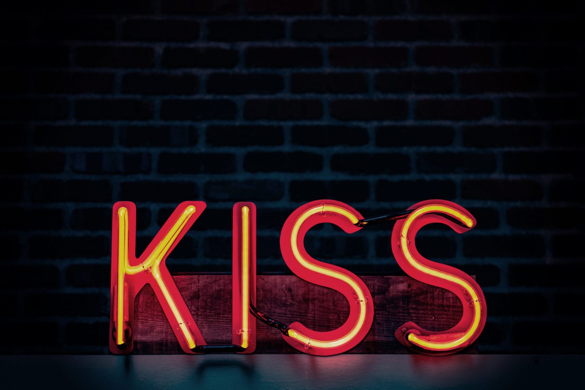 neon KISS sign